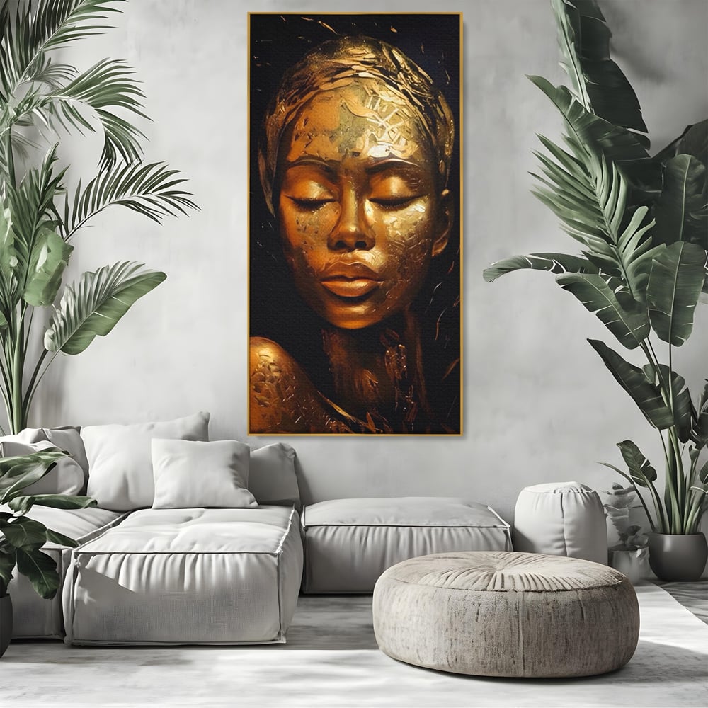 Tablou canvas cu tablou canvas cu femeie africana aurie, in rama de aluminiu auriu, pe perete intr-un living